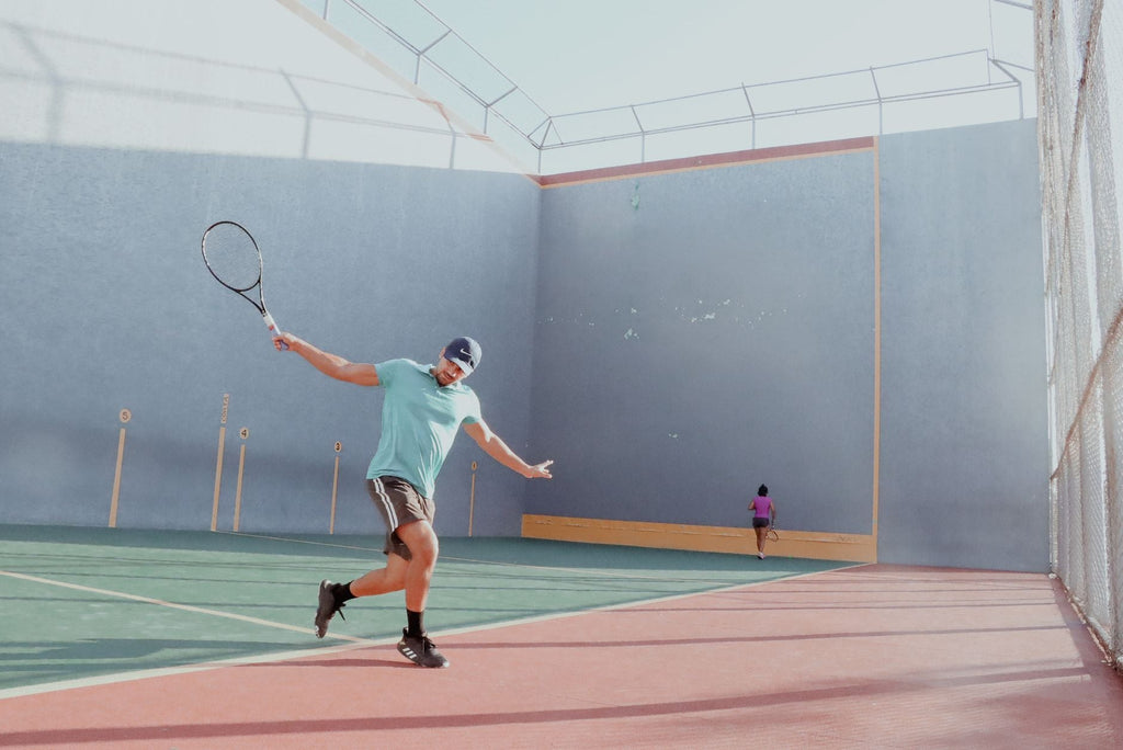 Jugadora de tenis ejecutando un swing