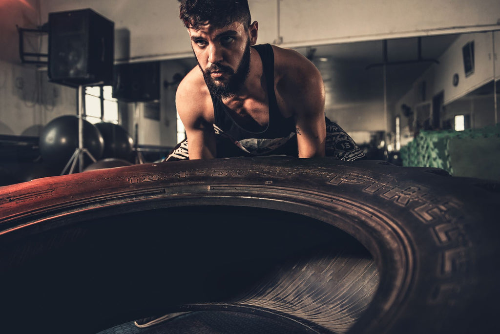 Atleta de CrossFit entrenando con soporte en el codo