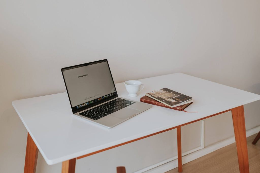 Escritorio de home office bien organizado y ergonómico