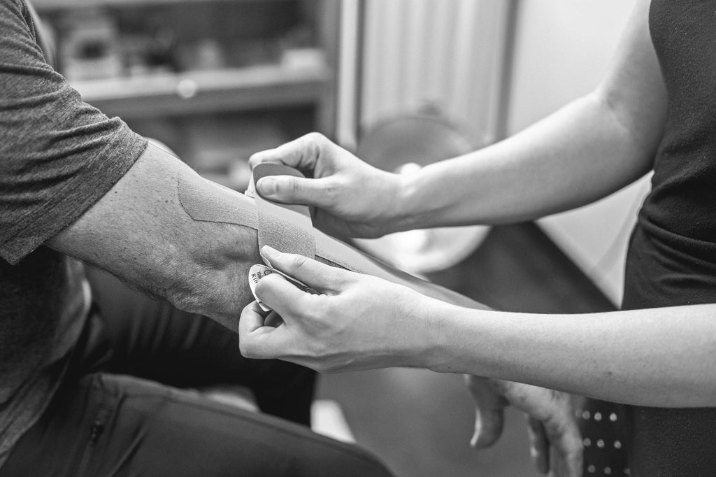 Persona con molestia e inflamación en la punta del codo por bursitis