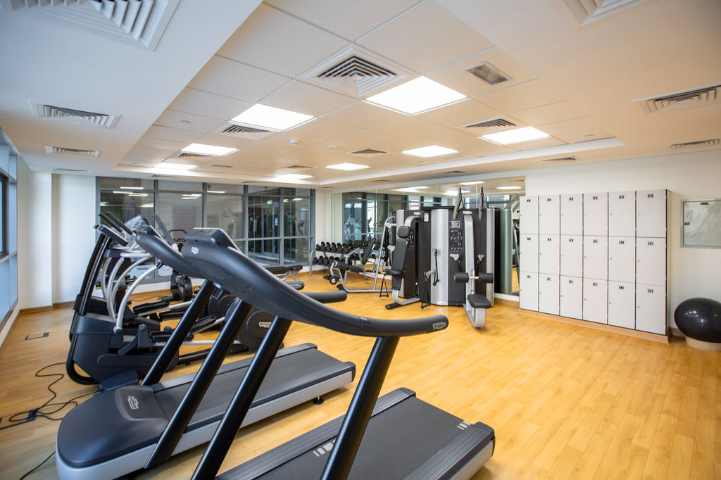 Equipo de gimnasio ordenado, incluidos accesorios de levantamiento
