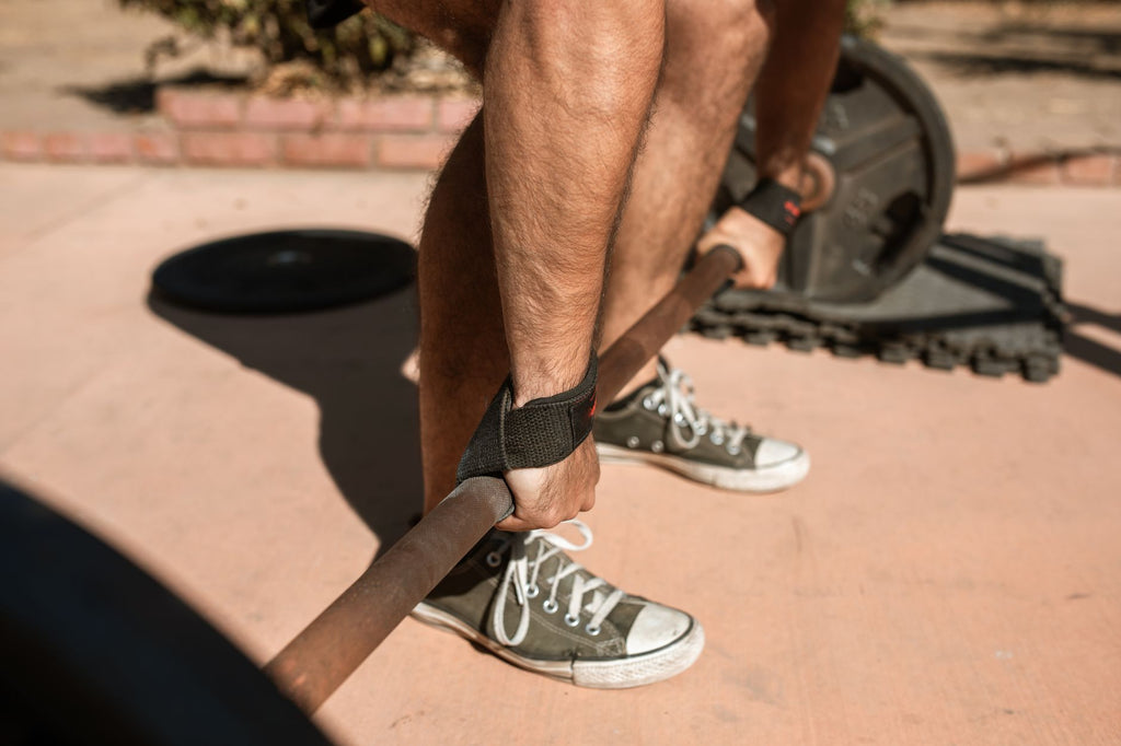 Straps de levantamiento en primer plano sobre fondo de gimnasio