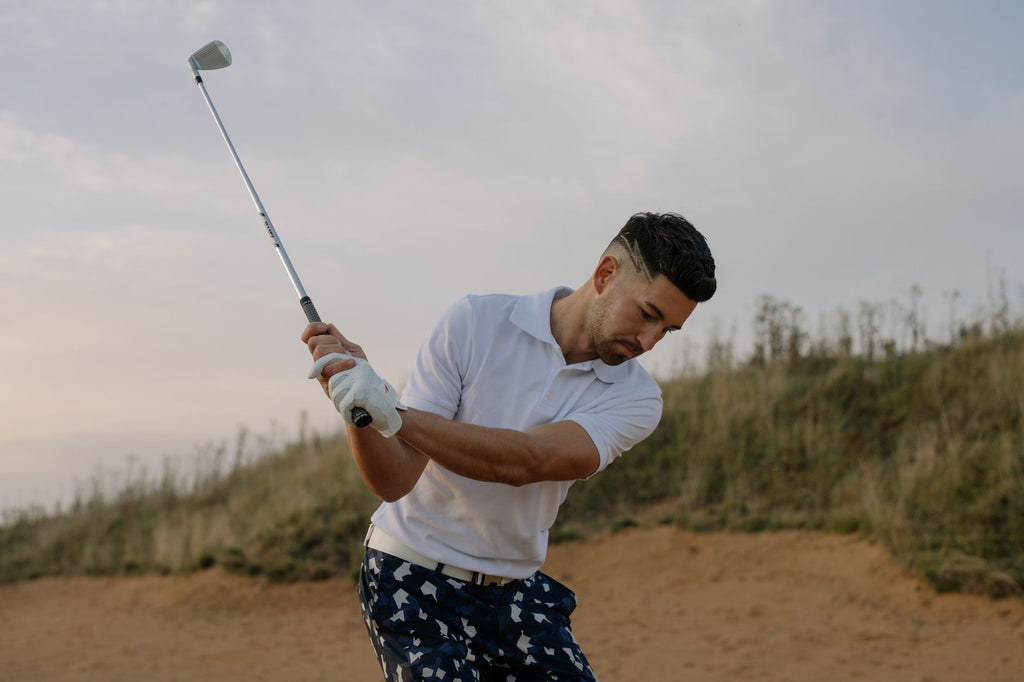 Golfista ejecutando un swing en el campo