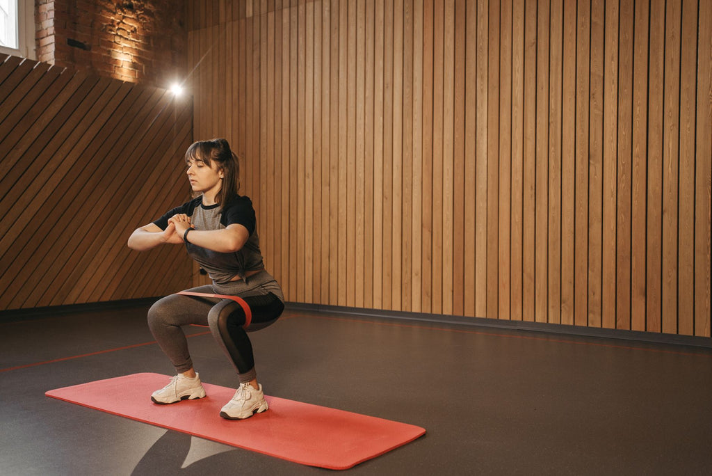 Persona principiante entrenando con pesas en el gimnasio