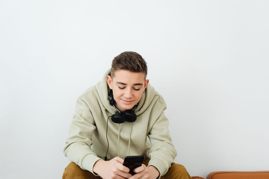 Persona mirando el celular con el cuello inclinado hacia abajo