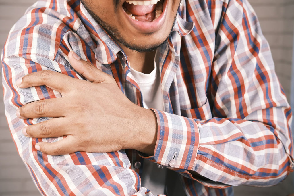 Persona con molestia en el codo por epicondilitis