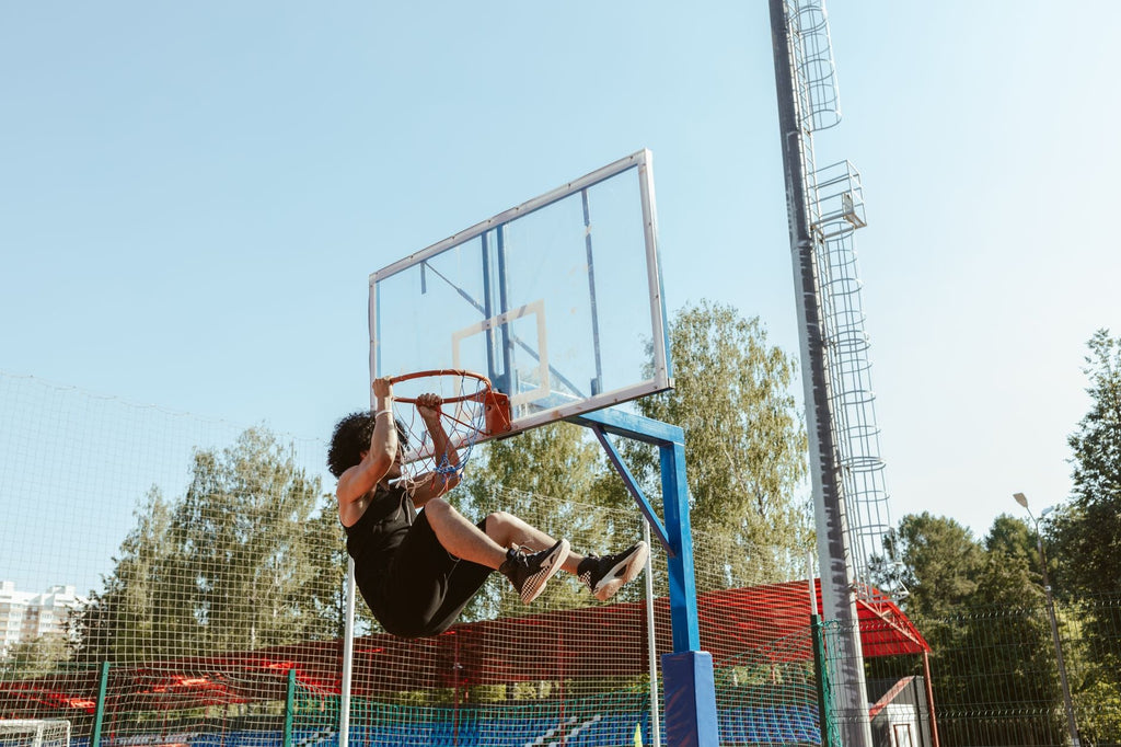 Jugador de básquetbol haciendo una clavada