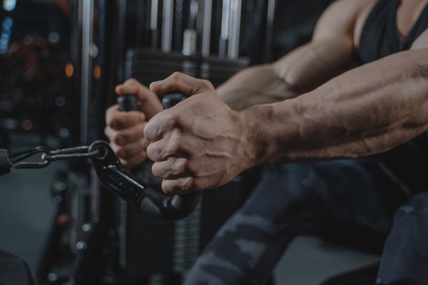 Cómo prevenir lesiones de codo en el gym